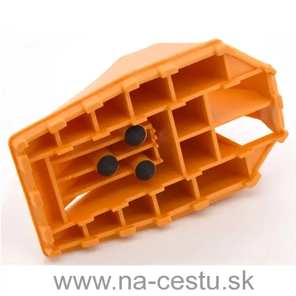 Zakladací klin pod koleso automobilu s brzdou