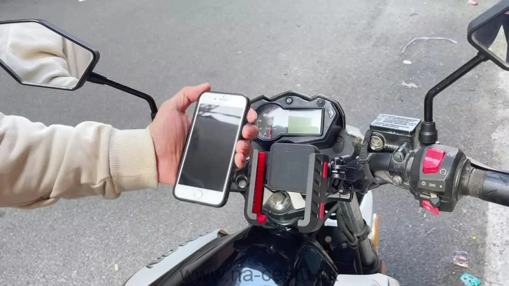 Univerzálny držiak telefónu na bicykel, motocykel s USB/USB-C nabíjačkou